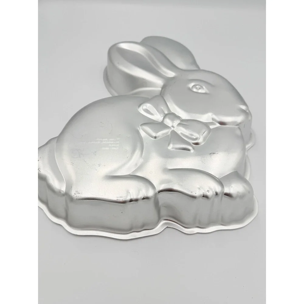 Wilton Vintage 1986 Sitting Bunny Rabbit Cake Pan Aluminum Easter Mold 2105-2015